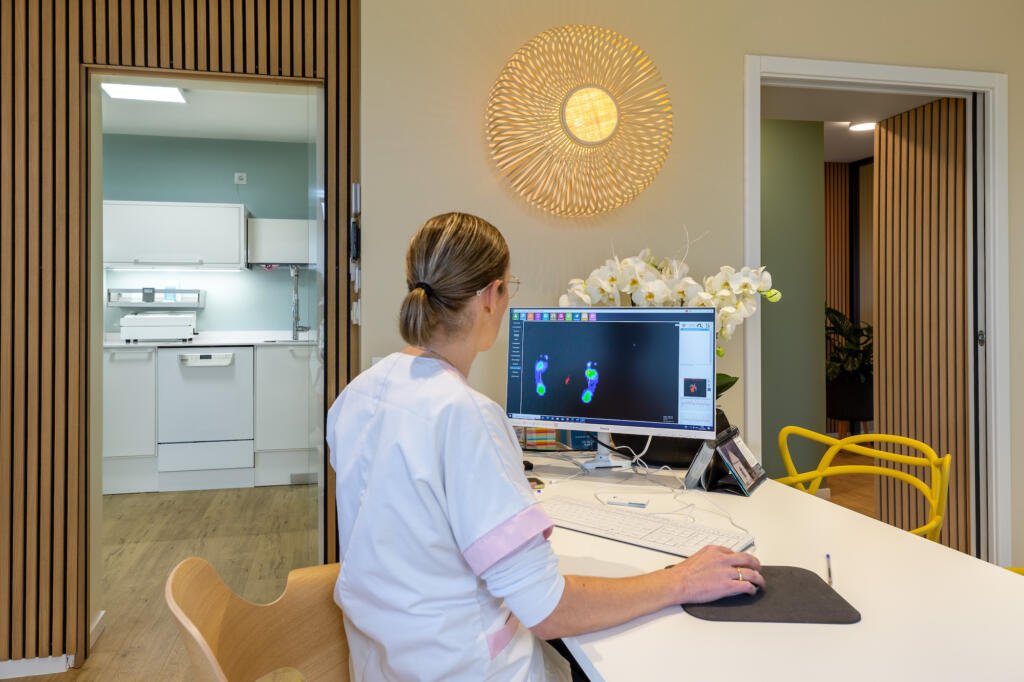 Le bureau de réception des patients avec poste informatique et la circulation entre les pièces, par Etymodéco, Magali Brustlein, Décoratrice et Expert Feng Shui à Saint Louis en Alsace