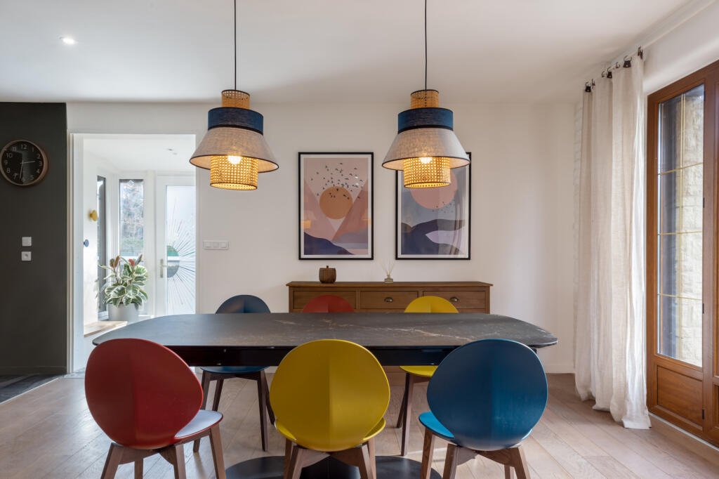 La salle à manger colorée et ses tableaux Soleil et Lune, par Etymodéco, Magali Brustlein, Décoratrice et Expert Feng Shui à Saint Louis en Alsace