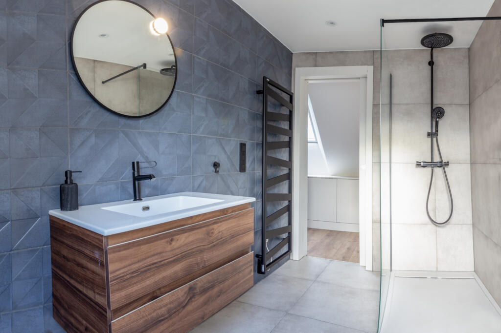 Une salle de bains bois et graphique aux touches de noir mat, par Etymodéco, Magali Brustlein, Décoratrice et Expert Feng Shui à Saint Louis en Alsace