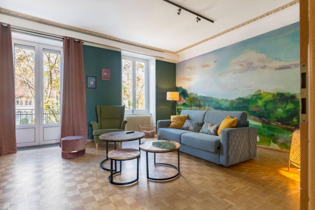 Le salon et son panoramique de forêt aquarellée et son parquet mosaique, par Etymodéco, Magali Brustlein, Décoratrice et Expert Feng Shui à Saint Louis en Alsace