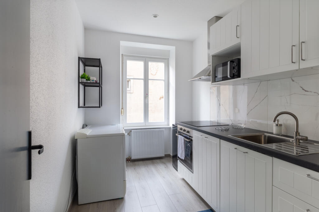 La cuisine blanche entre lambris et effet marbré en crédence, par Etymodeco, Magali Brustlein, Décoratrice et Expert Feng Shui à Saint Louis en Alsace
