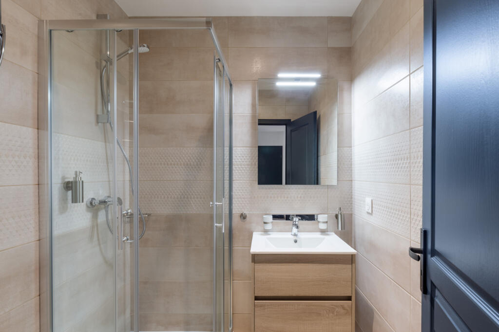 La salle de bain effet pierre et bois clair, par Etymodeco, Magali Brustlein, Décoratrice et Expert Feng Shui à Saint Louis en Alsace