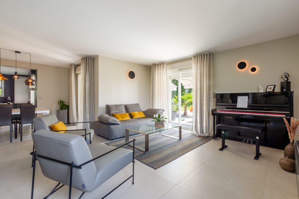 Le grand salon et son piano, par Etymodéco, Magali Brustlein, Décoratrice et Expert Feng Shui à Saint Louis en Alsace