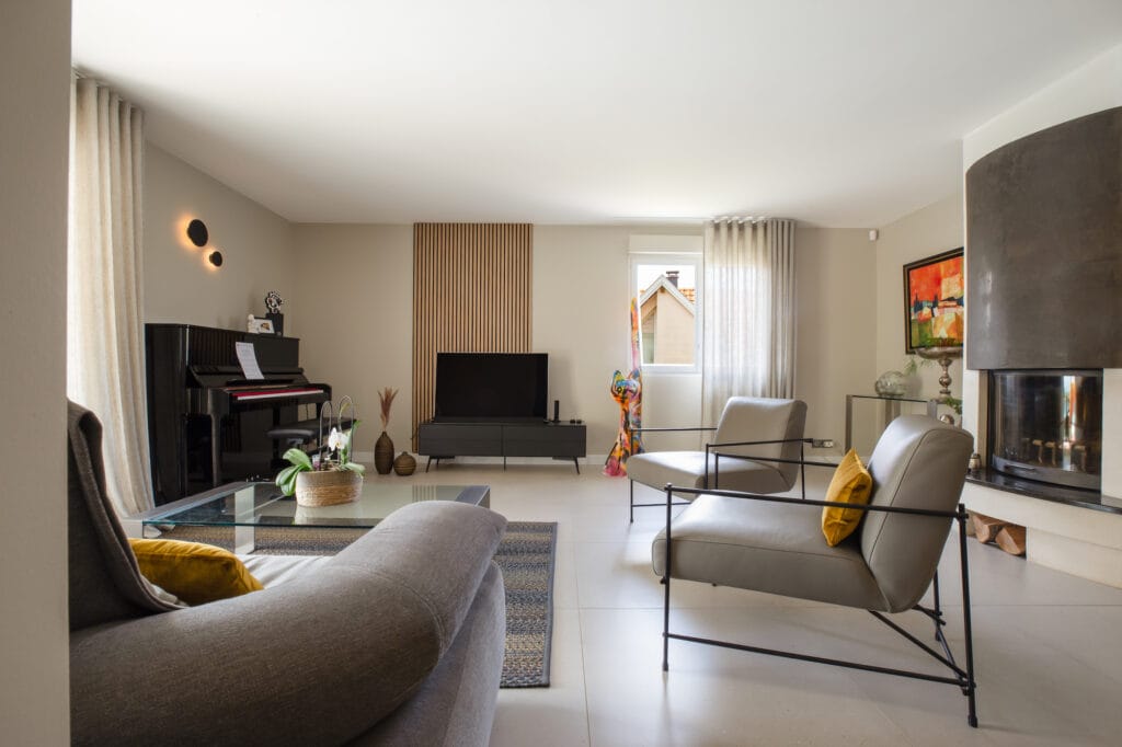Rythmes muraux dans ce salon aux fauteuils gris et touche de jaune soleil, par Etymodéco, Magali Brustlein, Décoratrice et Expert Feng Shui à Saint Louis en Alsace