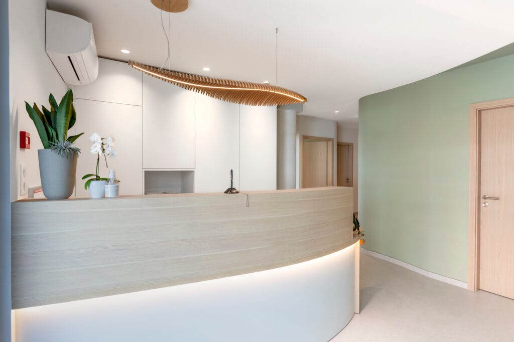 L'accueil et son luminaire ondulé, par Etymodéco, Magali Brustlein, Décoratrice d'intérieur à Saint Louis en Alsace