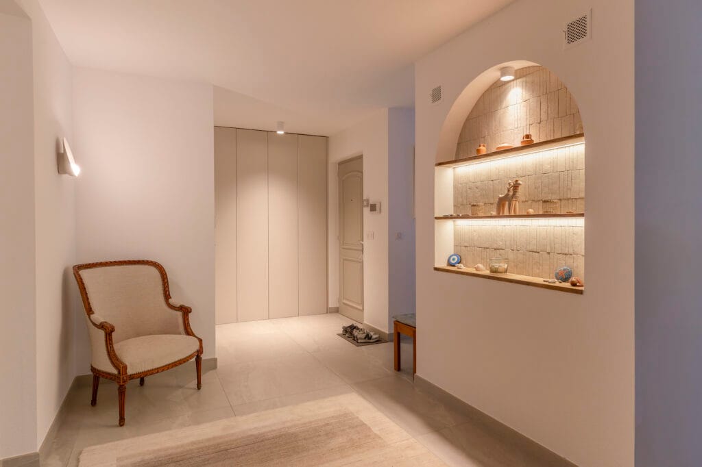 L'entrée avec son rangement et sa niche découvertes, par Etymodéco, Magali Brustlein, Décoratrice d'intérieur à Saint Louis en Alsace