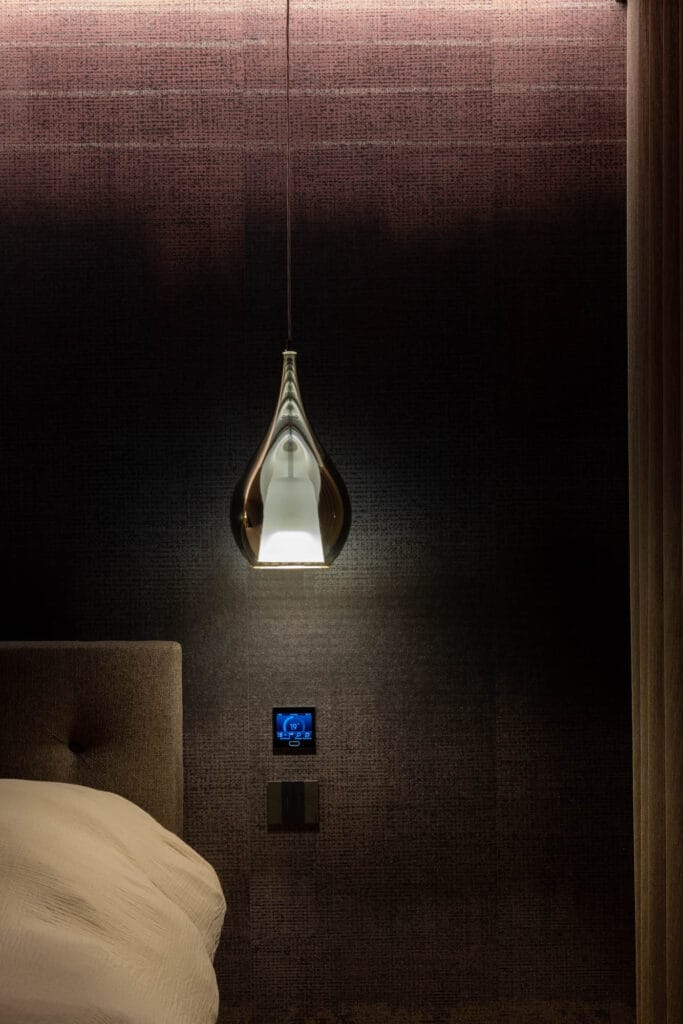 Suspension lumineuse dans une chambre parentale, par Etymodéco, Magali Brustlein, Décoratrice d'intérieur à Saint Louis en Alsace