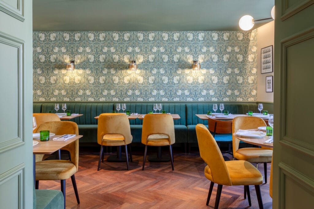 Entrée sur la salle de restaurant, par Etymodéco, Magali Brustlein, Décoratrice d'intérieur à Saint Louis en Alsace
