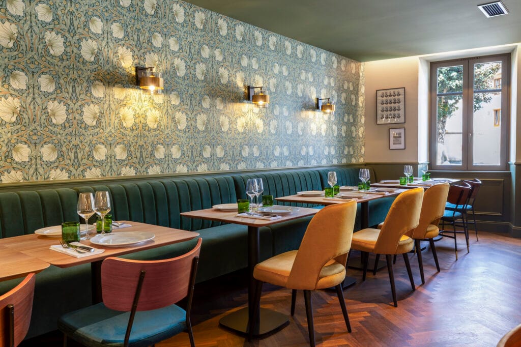 Les banquettes moelleuses de la salle, par Etymodéco, Magali Brustlein, Décoratrice d'intérieur à Saint Louis en Alsace