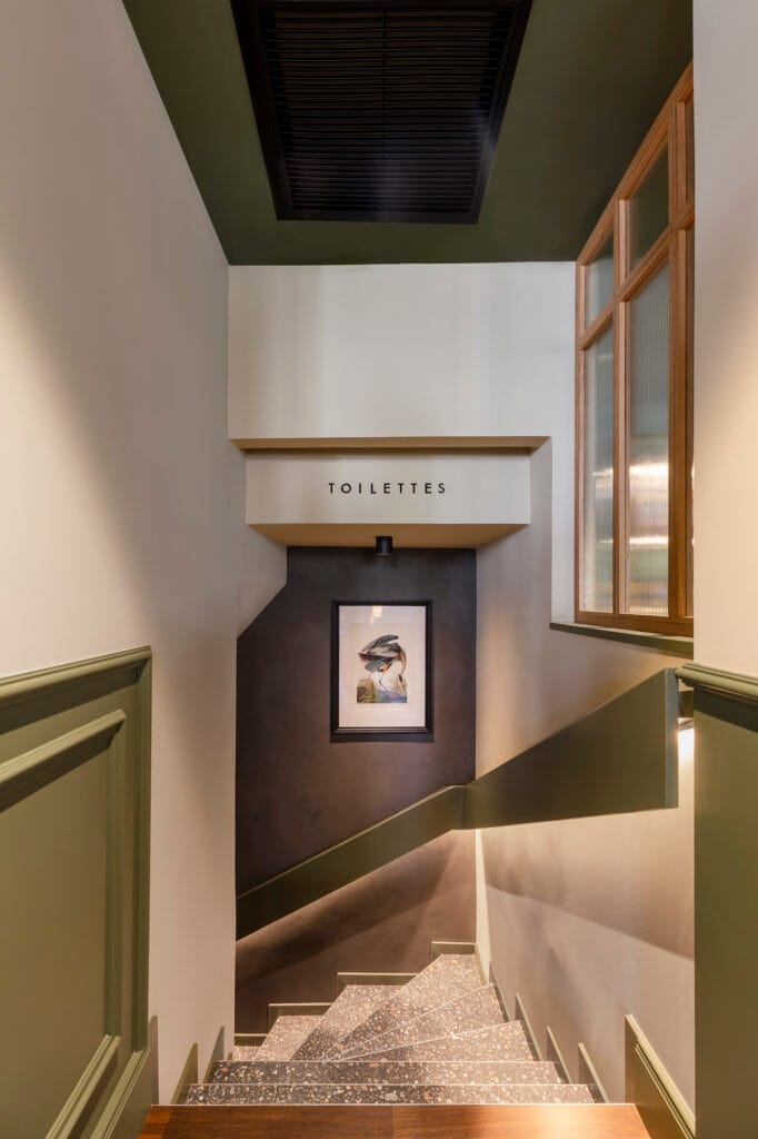 Le traitement de l'escalier avec lambris et éclairage de rampe, par Etymodéco, Magali Brustlein, Décoratrice d'intérieur à Saint Louis en Alsace