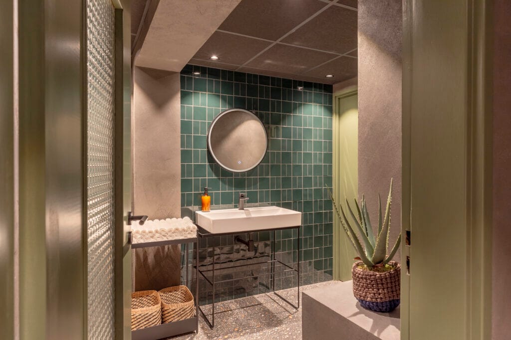 Les toilettes avec un rappel de couleur sur le carrelage, par Etymodéco, Magali Brustlein, Décoratrice d'intérieur à Saint Louis en Alsace