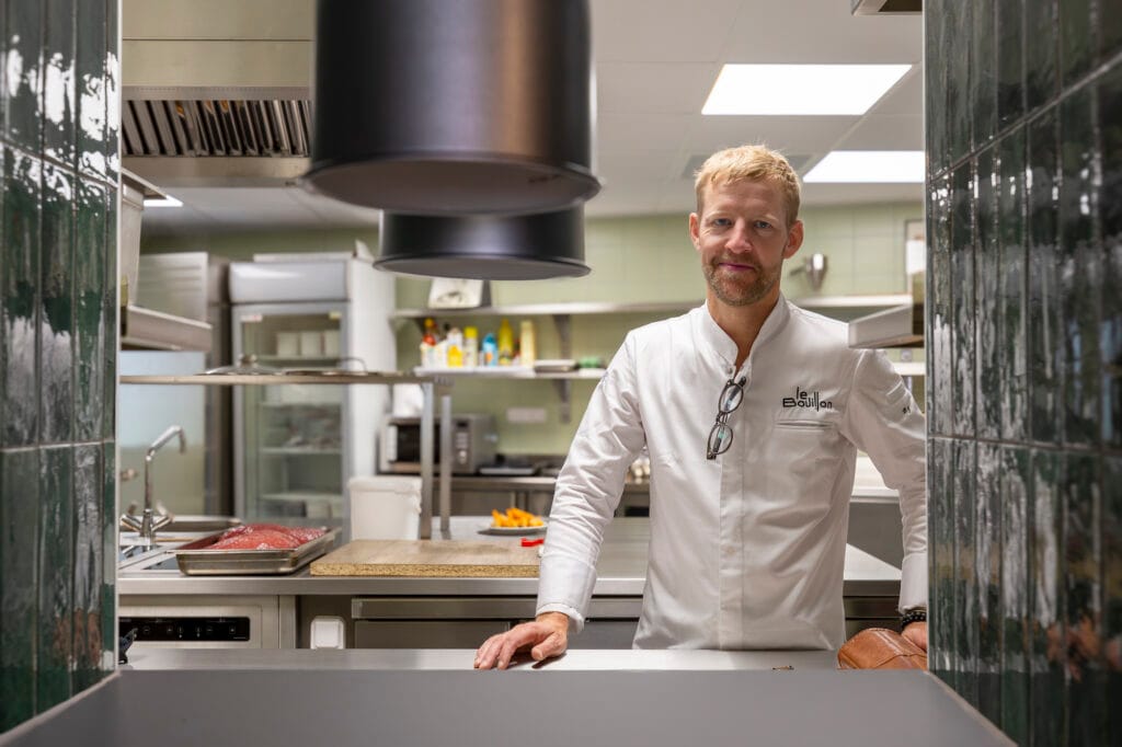 Le chef du restaurant le Bouillon dans sa cuisine
