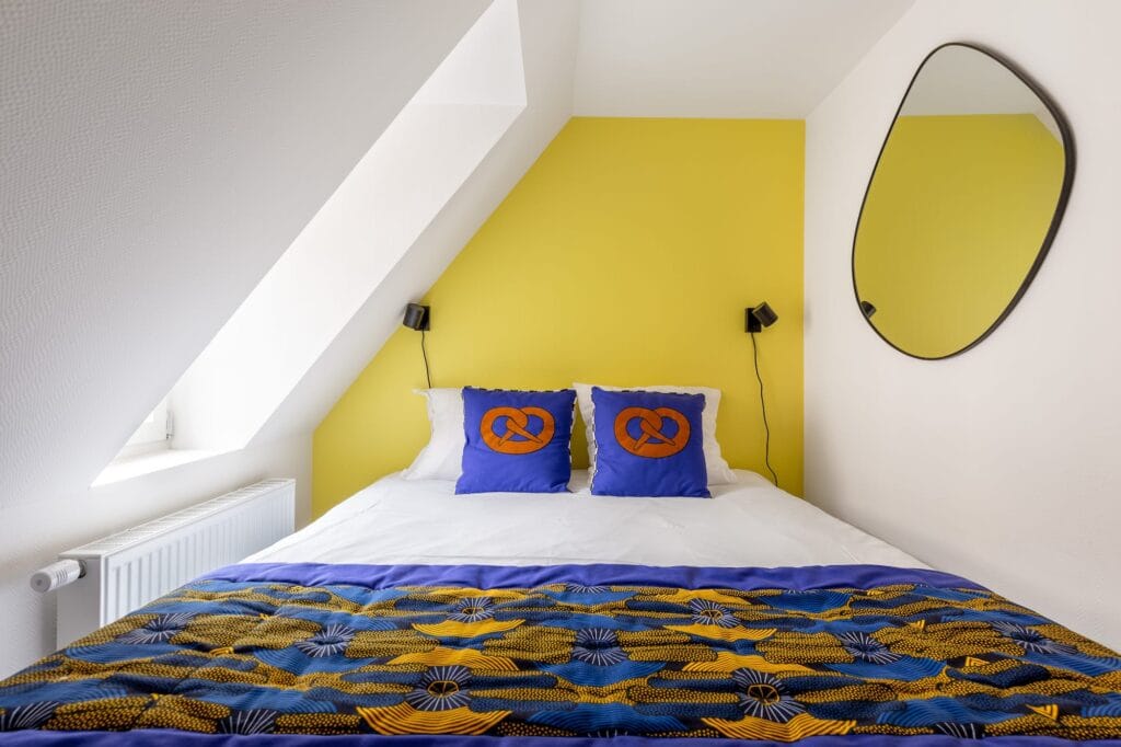 La deuxième chambre au mur jaune, par Etymodéco, Magali Brustlein, Décoratrice d'intérieur à Mulhouse en Alsace