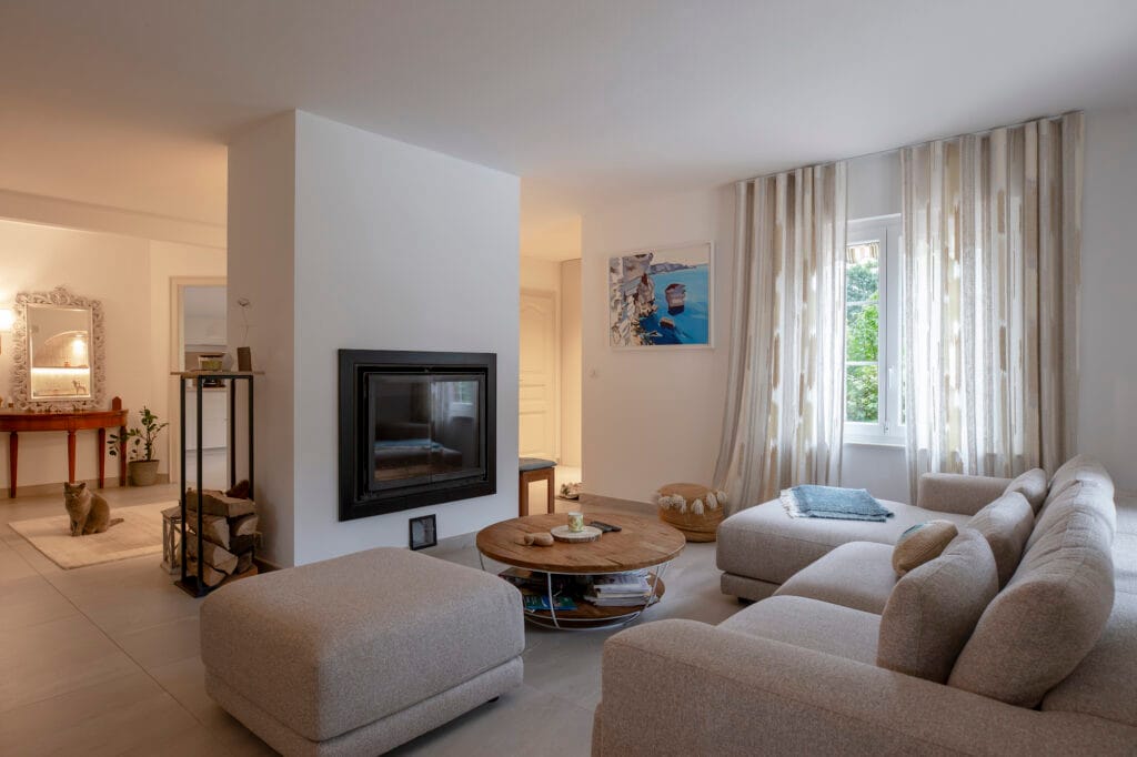 Un salon ouvert sur la circulation, par Etymodéco, Magali Brustlein, Décoratrice d'intérieur à Saint Louis en Alsace