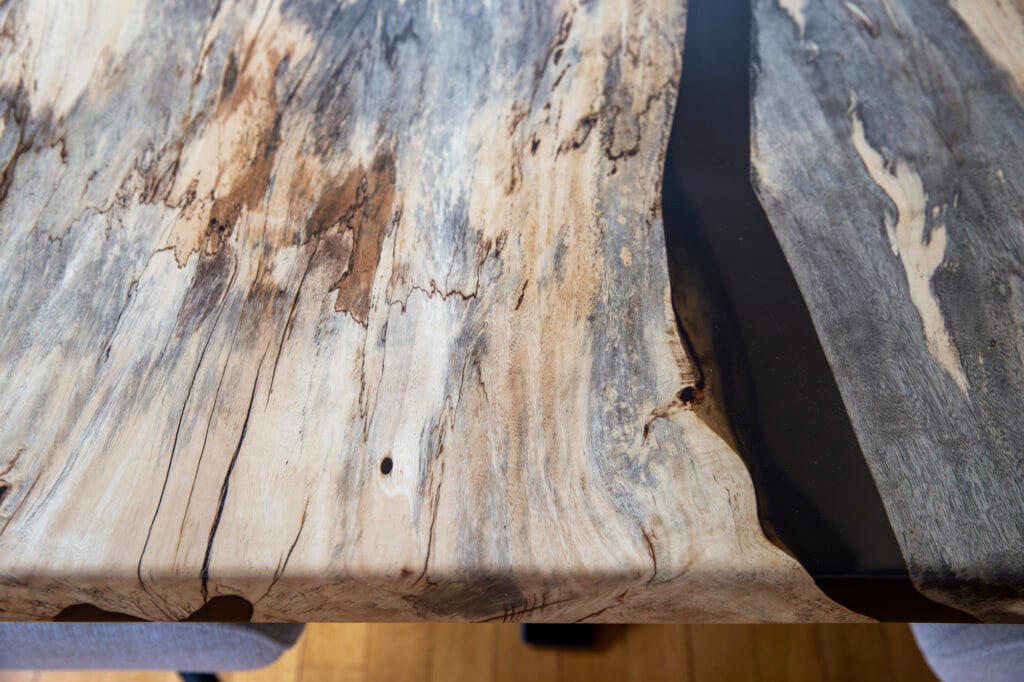 Gros plan sur la table en bois résiné, par Etymodéco, Magali Brustlein, Décoratrice d'intérieur dans le Haut-Rhin