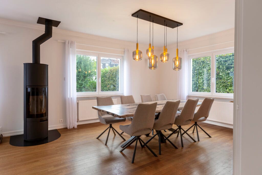Vue de la salle à manger à partir de l'entrée, par Etymodéco, Magali Brustlein, Décoratrice d'intérieur dans le Haut-Rhin
