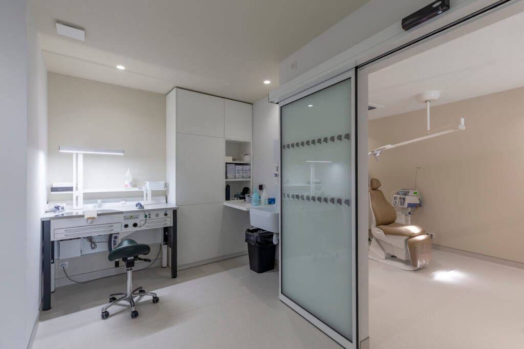 La Salle de préparation avec porte coulissante sur la salle de soins, par Etymodéco, Magali Brustlein, Décoratrice d'intérieur à Saint Louis en Alsace