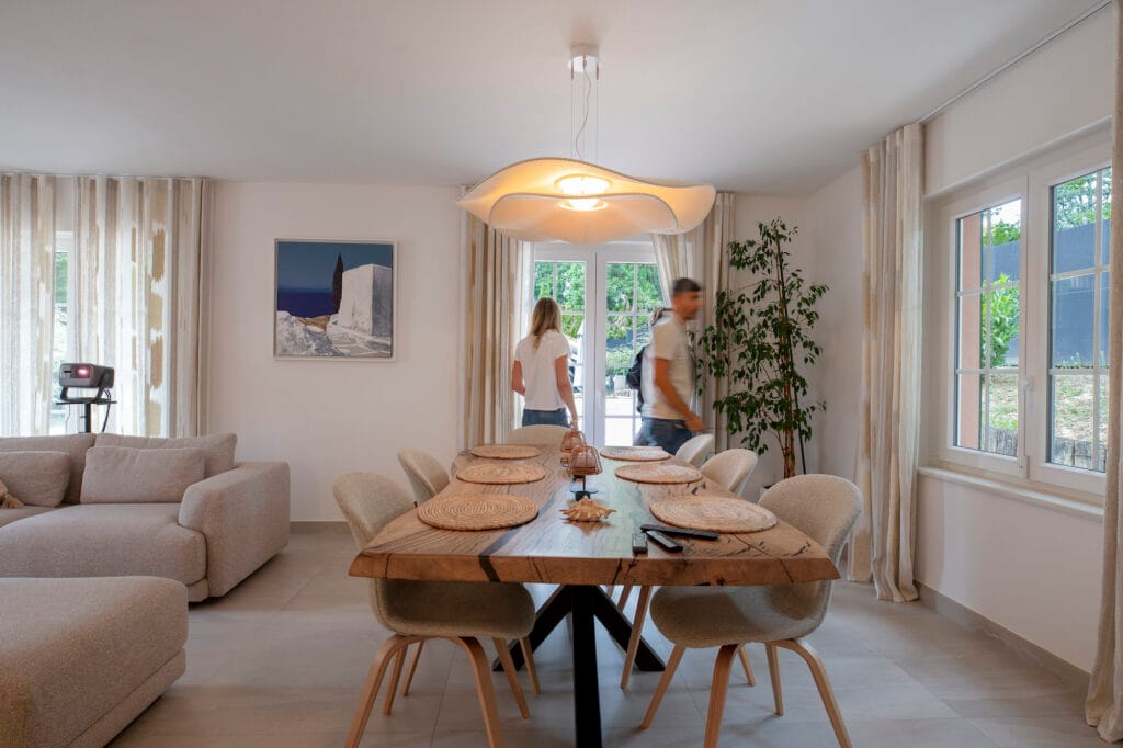 La salle à manger avec sa table en bois massif tronc d'arbre et résine, par Etymodéco, Magali Brustlein, Décoratrice d'intérieur à Saint Louis en Alsace