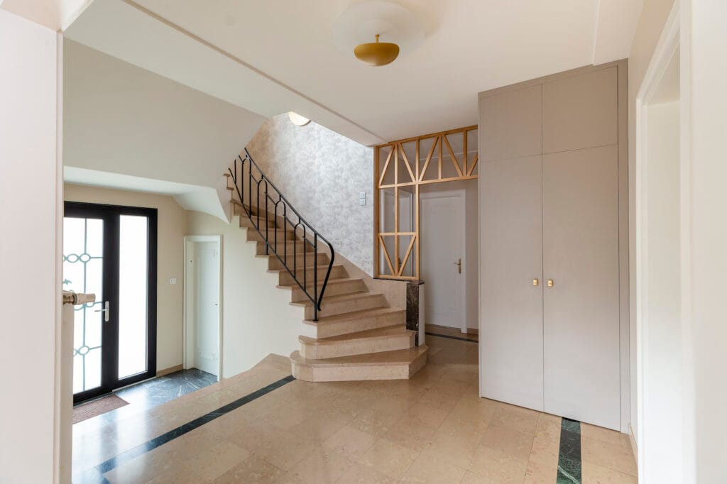 Le hall de l'immeuble recomposé avec rangements et claustra en bois massif, par Etymodéco, Magali Brustlein, Décoratrice d'intérieur dans le Haut-Rhin