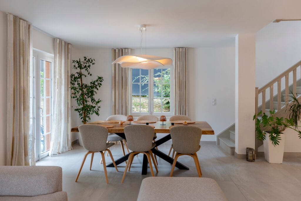 La Salle à manger avec vue sur l'escalier vers l'étage, par Etymodéco, Magali Brustlein, Décoratrice d'intérieur à Saint Louis en Alsace