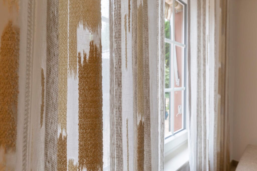 Détail sur les rideaux aux textures nuancées, par Etymodéco, Magali Brustlein, Décoratrice d'intérieur à Saint Louis en Alsace