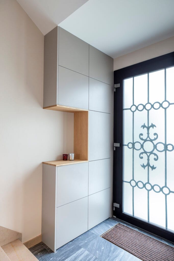 Le premier rangement d'accueil dès l'entrée pour masquer les compteurs, par Etymodéco, Magali Brustlein, Décoratrice d'intérieur dans le Haut-Rhin