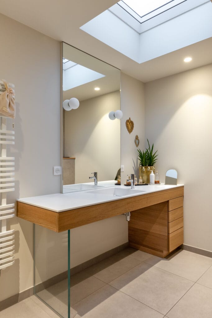 Le meuble de salle de bain sur mesure avec son puit de lumière, par Etymodéco, Magali Brustlein, Décoratrice d'intérieur à Saint Louis en Alsace