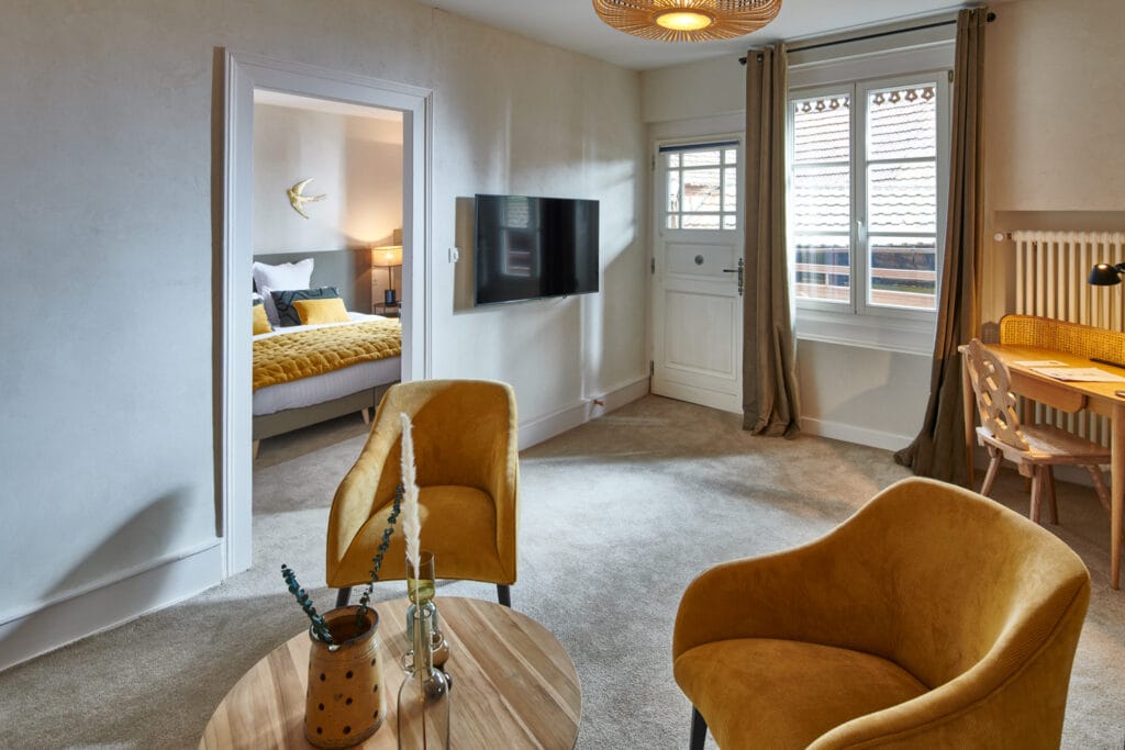 Le salon et la chambre en velours gold, par Etymodéco, Magali Brustlein, Décoratrice d'intérieur à Saint Louis en Alsace