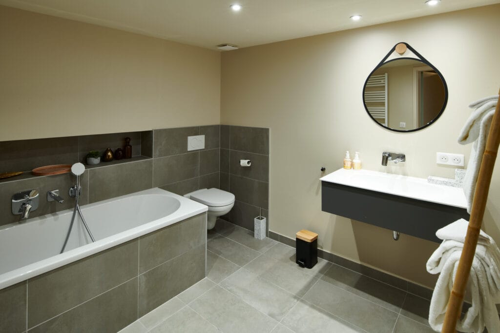 Une salle de bain dans les tons gris, par Etymodéco, Magali Brustlein, Décoratrice d'intérieur à Saint Louis en Alsace