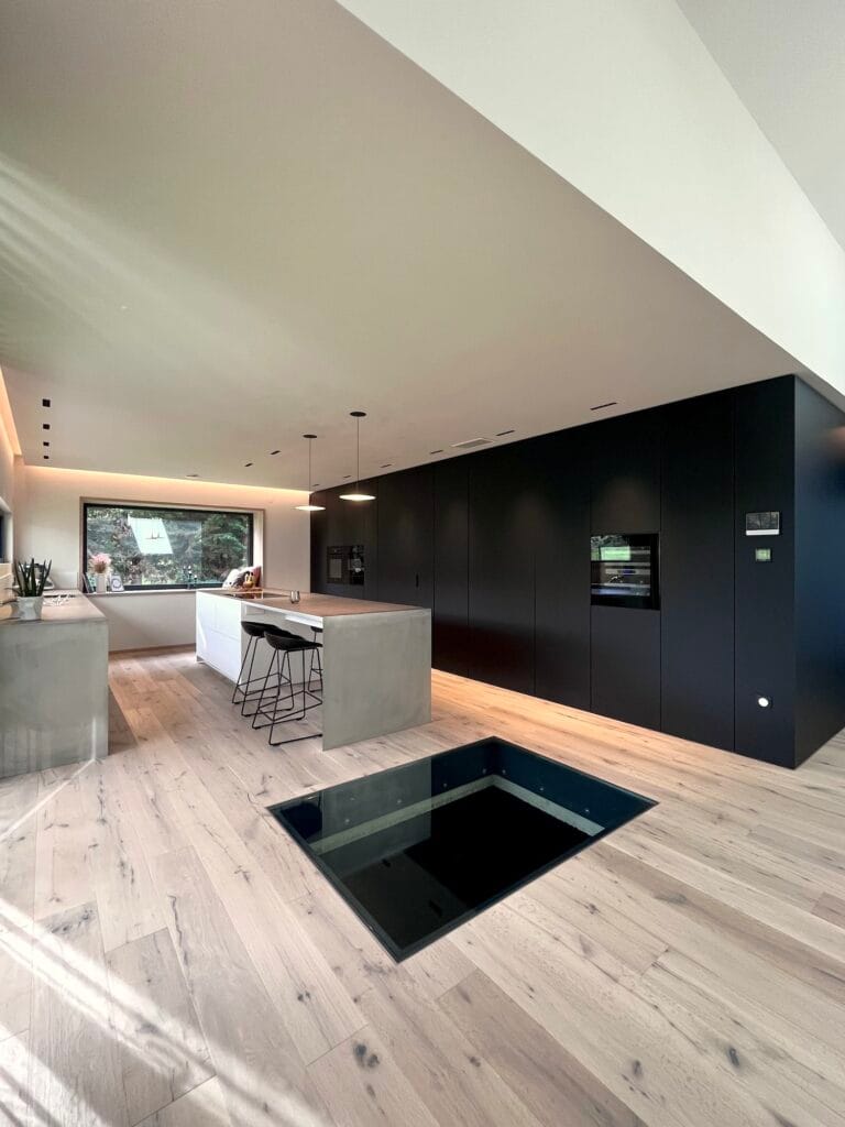 La cuisine moderne avec son ilot central et le puit de verre, par Etymodéco, Magali Brustlein, Décoratrice d'intérieur à Saint Louis en Alsace