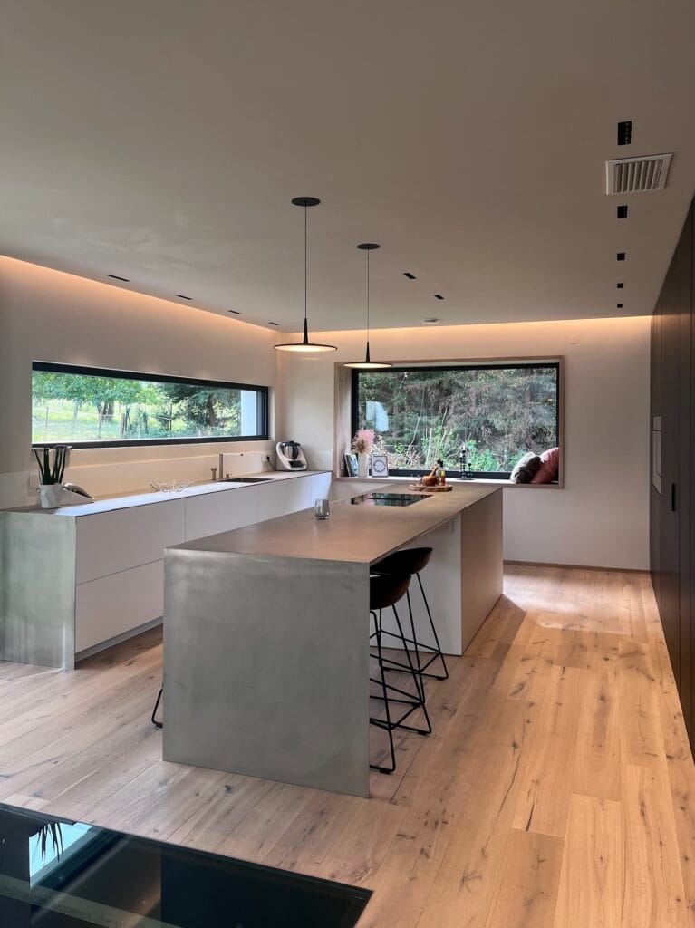 La cuisine moderne avec son ilot central, par Etymodéco, Magali Brustlein, Décoratrice d'intérieur à Saint Louis en Alsace