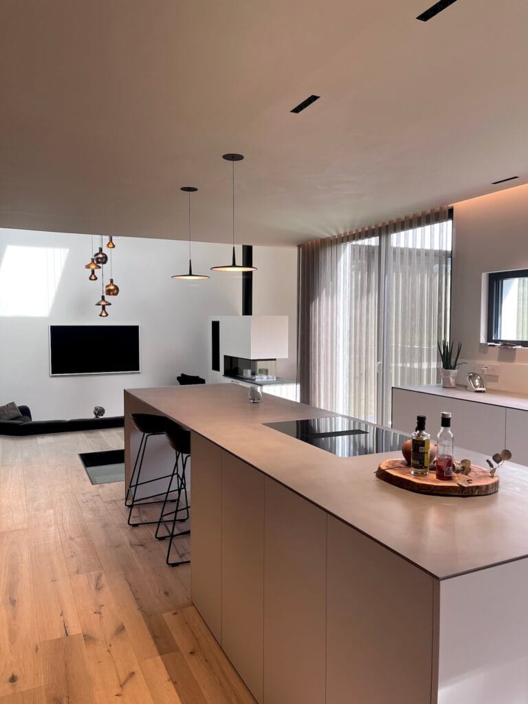 La cuisine moderne avec vue sur le salon, par Etymodéco, Magali Brustlein, Décoratrice d'intérieur à Saint Louis en Alsace