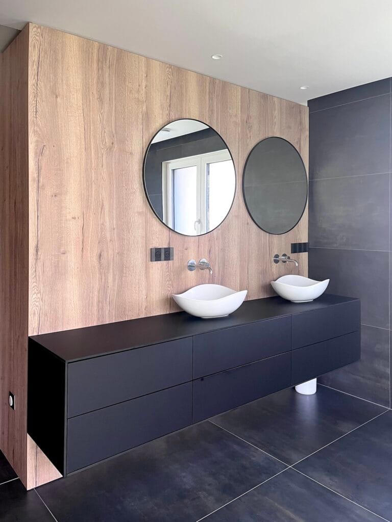 La salle de bain bois et noir mat, par Etymodéco, Magali Brustlein, Décoratrice d'intérieur à Saint Louis en Alsace
