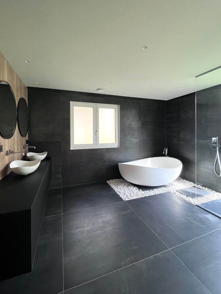La salle de bain bois, noir mat et baignoire blanche design, par Etymodéco, Magali Brustlein, Décoratrice d'intérieur à Saint Louis en Alsace