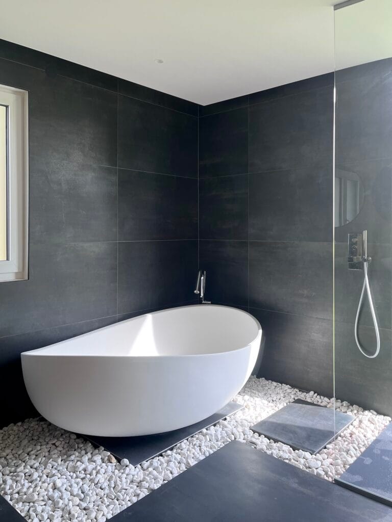 La salle de bain avec baignoire blanche design, par Etymodéco, Magali Brustlein, Décoratrice d'intérieur à Saint Louis en Alsace