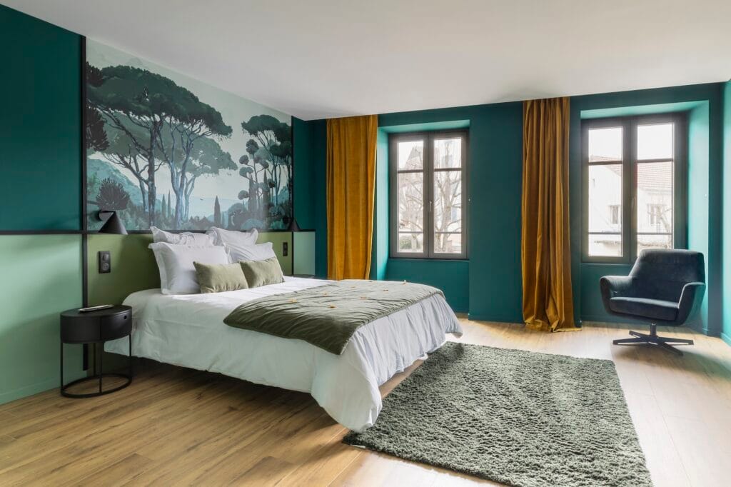 La chambre Verte réhaussée de rideaux dorés, par Etymodéco, Magali Brustlein, Décoratrice d'intérieur à Saint Louis en Alsace