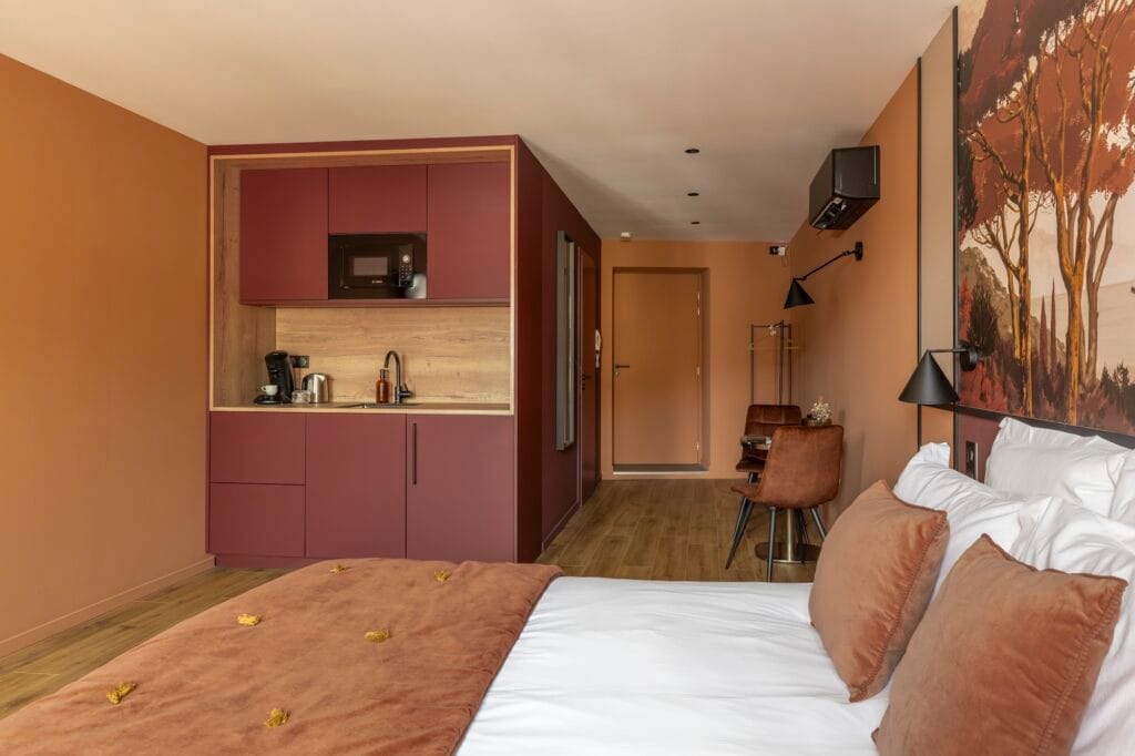 La chambre Rouge avec vue sur la kitchenette sur mesure, par Etymodéco, Magali Brustlein, Décoratrice d'intérieur à Saint Louis en Alsace