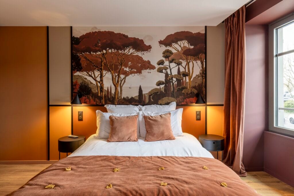 La chambre Rouge et son panoramique foret de pins ton sur ton, par Etymodéco, Magali Brustlein, Décoratrice d'intérieur à Saint Louis en Alsace
