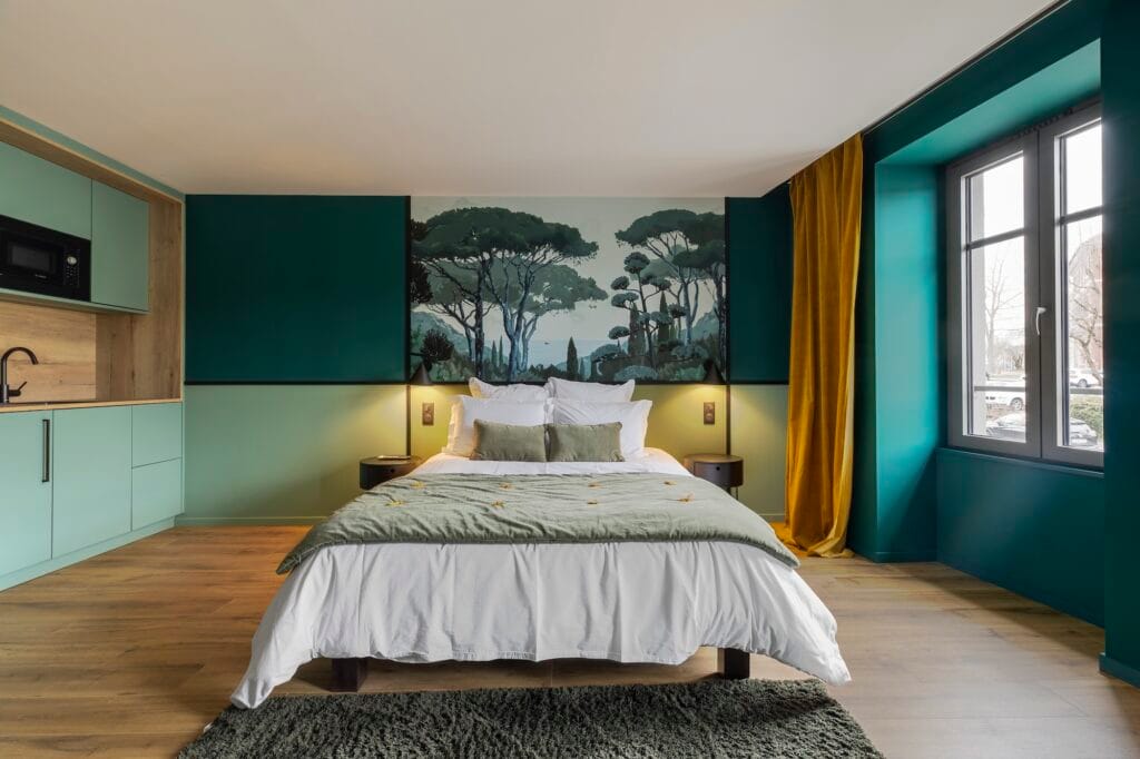 La chambre Verte et son panoramique de foret de pins, par Etymodéco, Magali Brustlein, Décoratrice d'intérieur à Saint Louis en Alsace