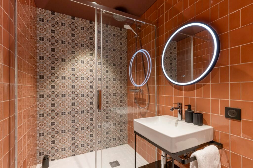 La salle de bain de a chambre Rouge, tons rouille et automnales, par Etymodéco, Magali Brustlein, Décoratrice d'intérieur à Saint Louis en Alsace