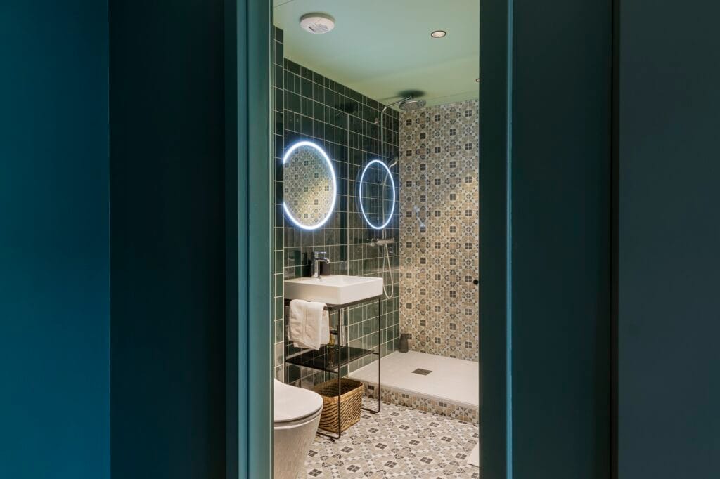 L'entrée de la salle de bains avec des carrelages géométriques, par Etymodéco, Magali Brustlein, Décoratrice d'intérieur à Saint Louis en Alsace