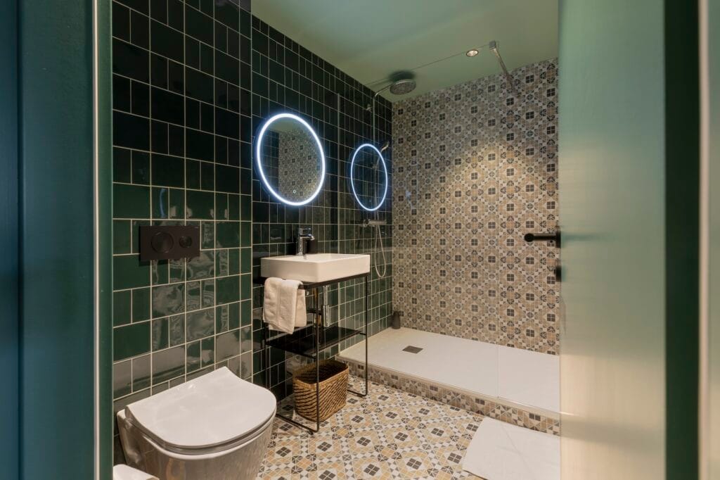 Carrelages géométriques dans la salle de bain, par Etymodéco, Magali Brustlein, Décoratrice d'intérieur à Saint Louis en Alsace