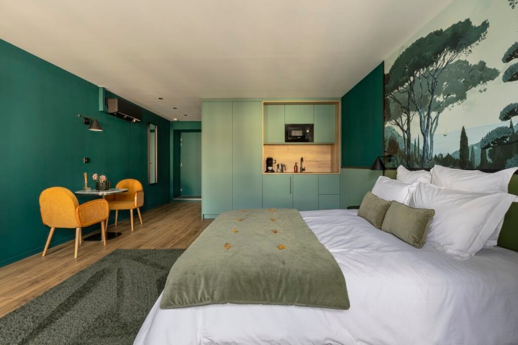 Vue de la fenêtre de la chambre Verte, par Etymodéco, Magali Brustlein, Décoratrice d'intérieur à Saint Louis en Alsace