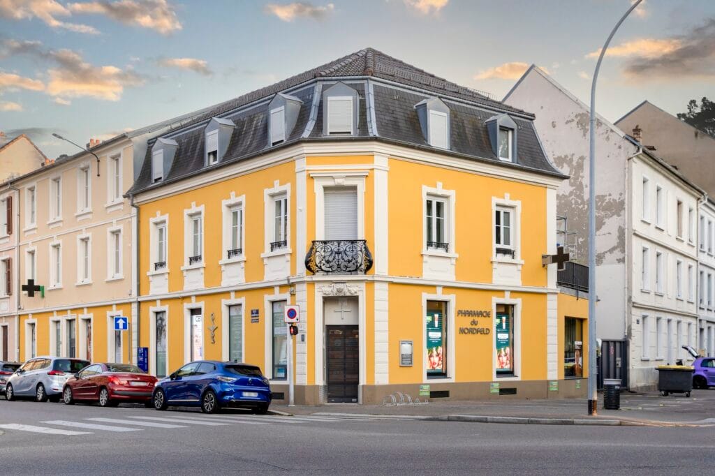 Le jaune solaire en façade du batiment, par Etymodéco, Magali Brustlein, Décoratrice d'intérieur à Saint Louis en Alsace