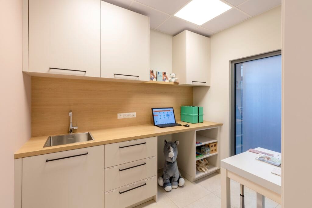 La salle de vaccination avec du bois clair et du beige, par Etymodéco, Magali Brustlein, Décoratrice d'intérieur à Saint Louis en Alsace