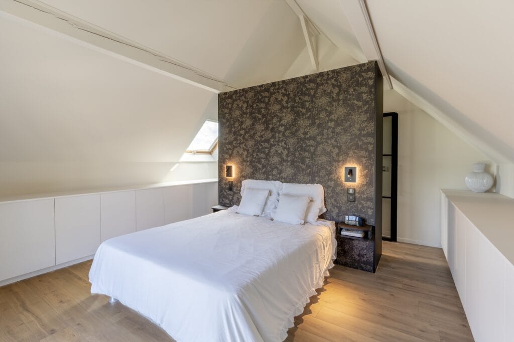 Chambre mansardée avec lit blanc et mur graphique, par Etymodéco, Magali Brustlein, Décoratrice d'intérieur dans le Haut-Rhin