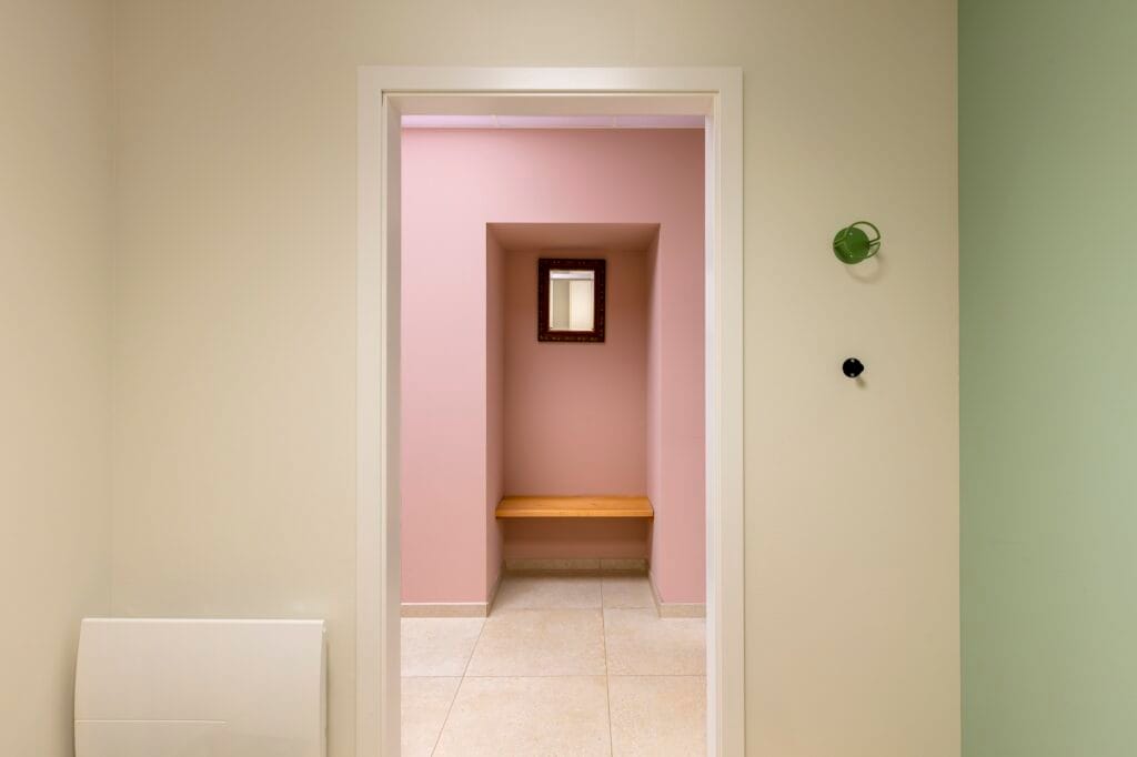 Contraste doux du rose de la niche et le vert menthe de la pièce pour l'orthopédie, par Etymodéco, Magali Brustlein, Décoratrice d'intérieur à Saint Louis en Alsace