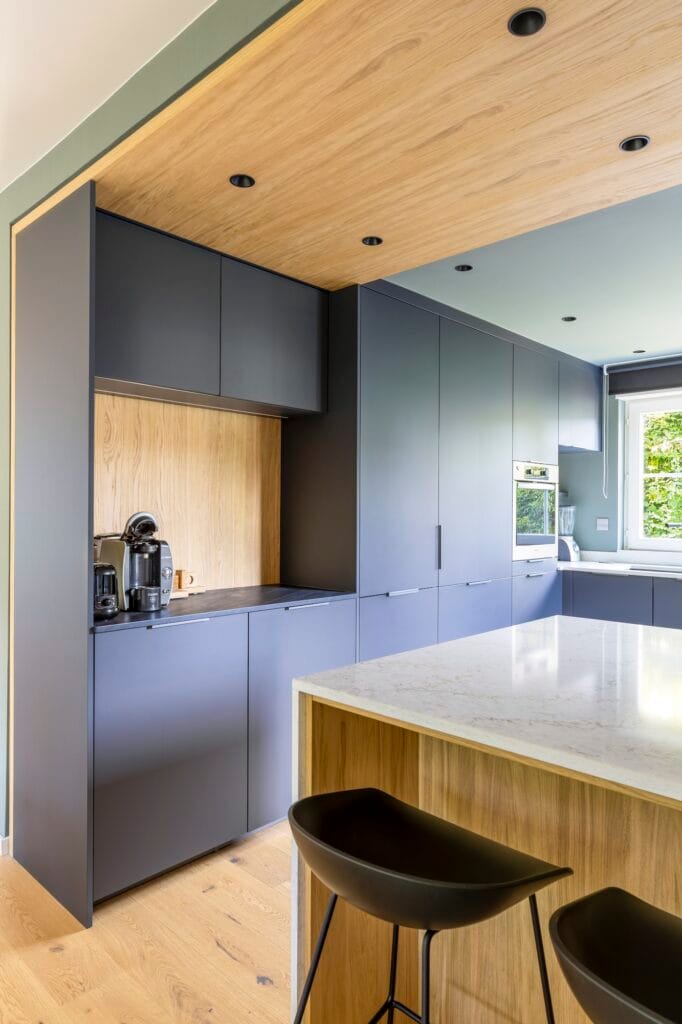 La cuisine ouverte coté bar ou petit-déjeuner, par Etymodéco, Magali Brustlein, Décoratrice d'intérieur à Saint Louis en Alsace