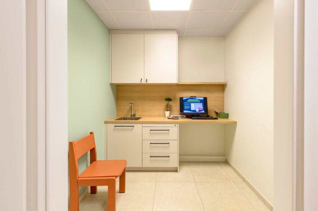 Du vert clair du bois et du beige dans la salle d'orthopédie, par Etymodéco, Magali Brustlein, Décoratrice d'intérieur à Saint Louis en Alsace