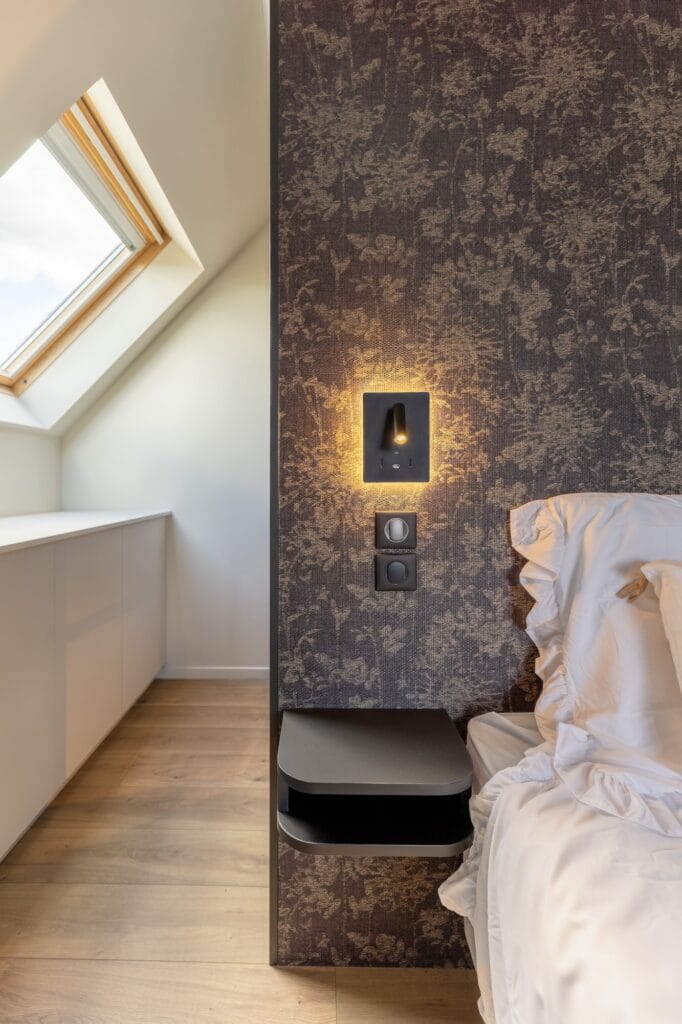 Détail des chevets et de l'applique liseuse rétro-éclairée, par Etymodéco, Magali Brustlein, Décoratrice d'intérieur dans le Haut-Rhin